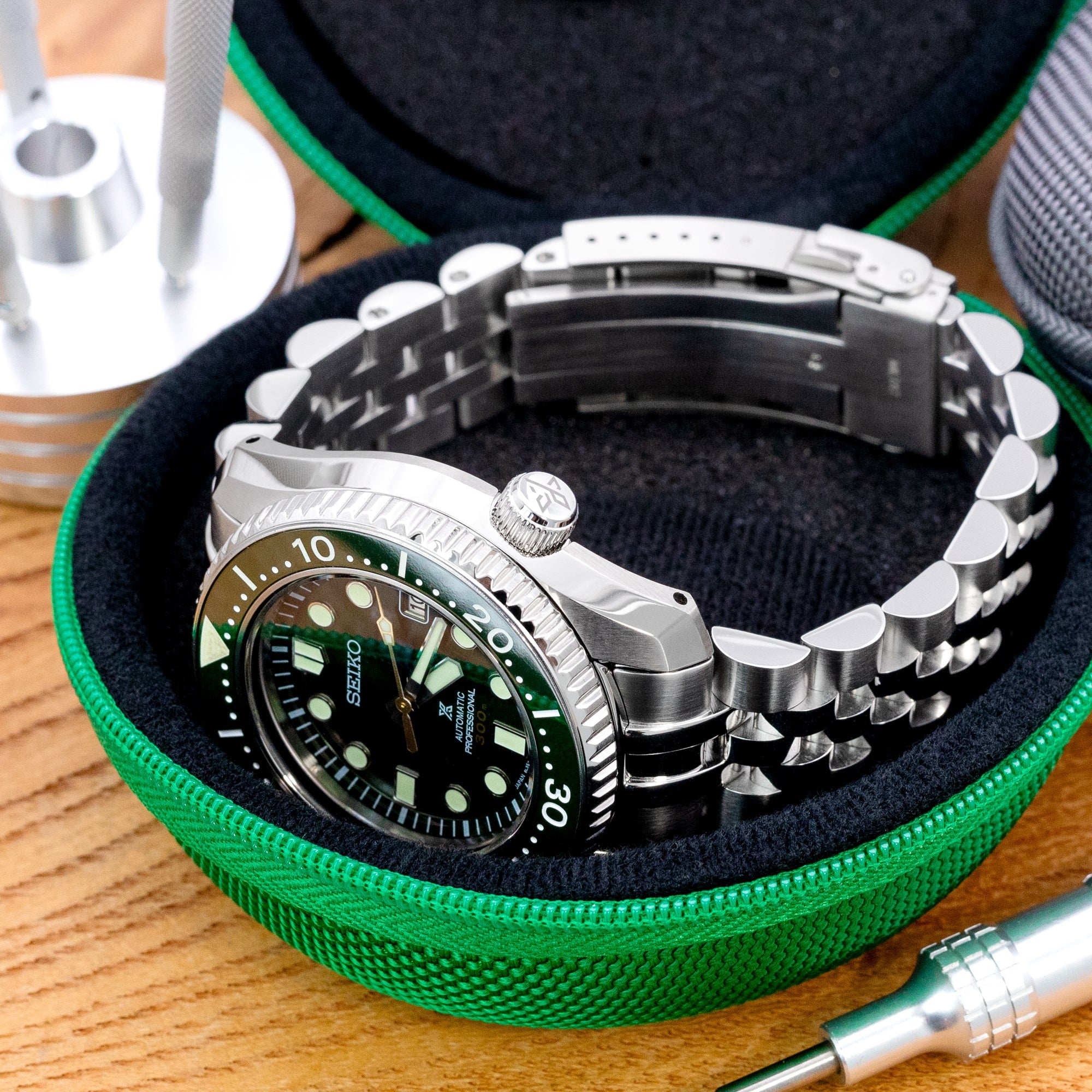 Round Watch Travel Hard Case Single Watch Box with Zipper, Green Strapcode Watch Bands
