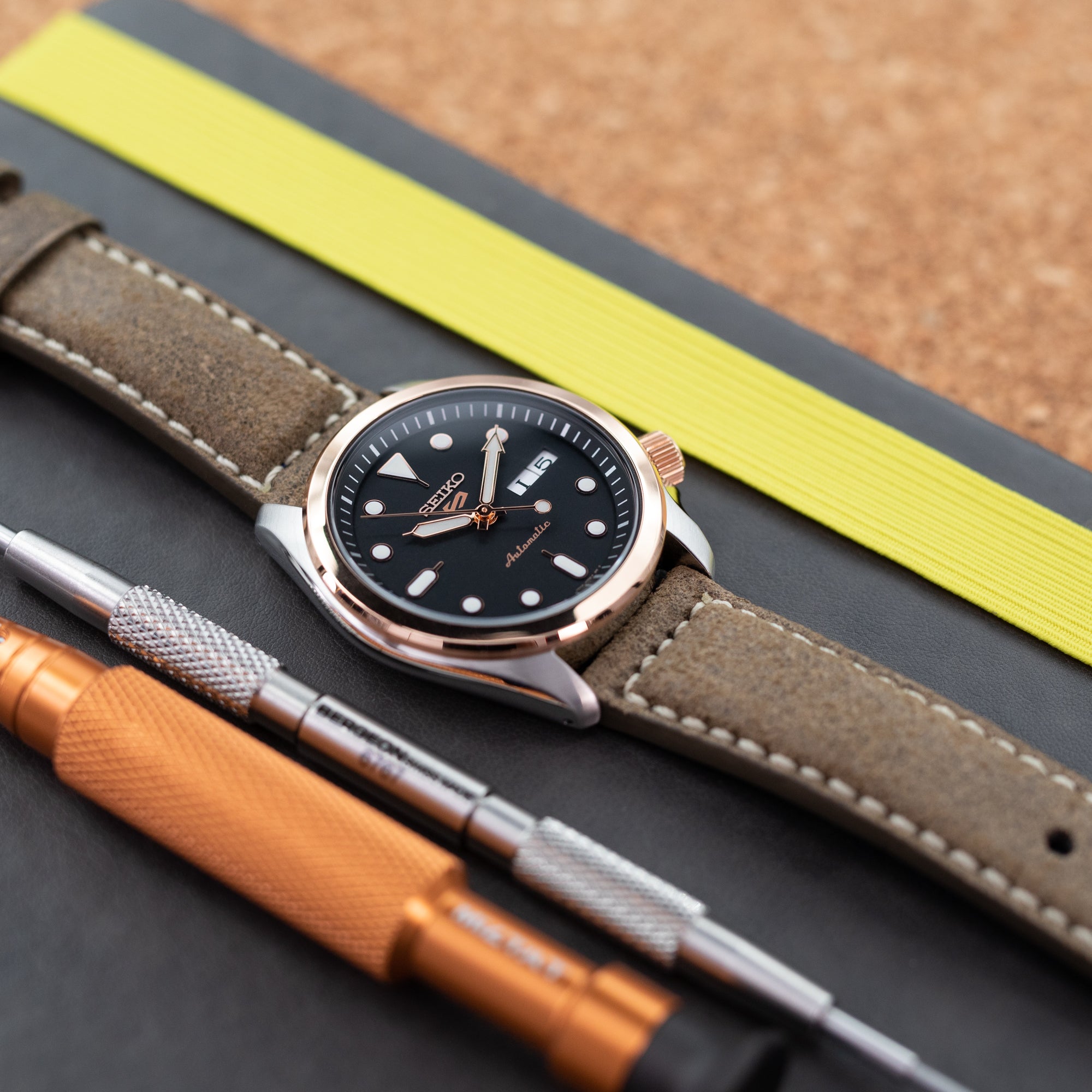 MiLTAT 20mm Genuine Olive Brown Distressed Leather Watch Strap Extra Soft, Beige Stitching