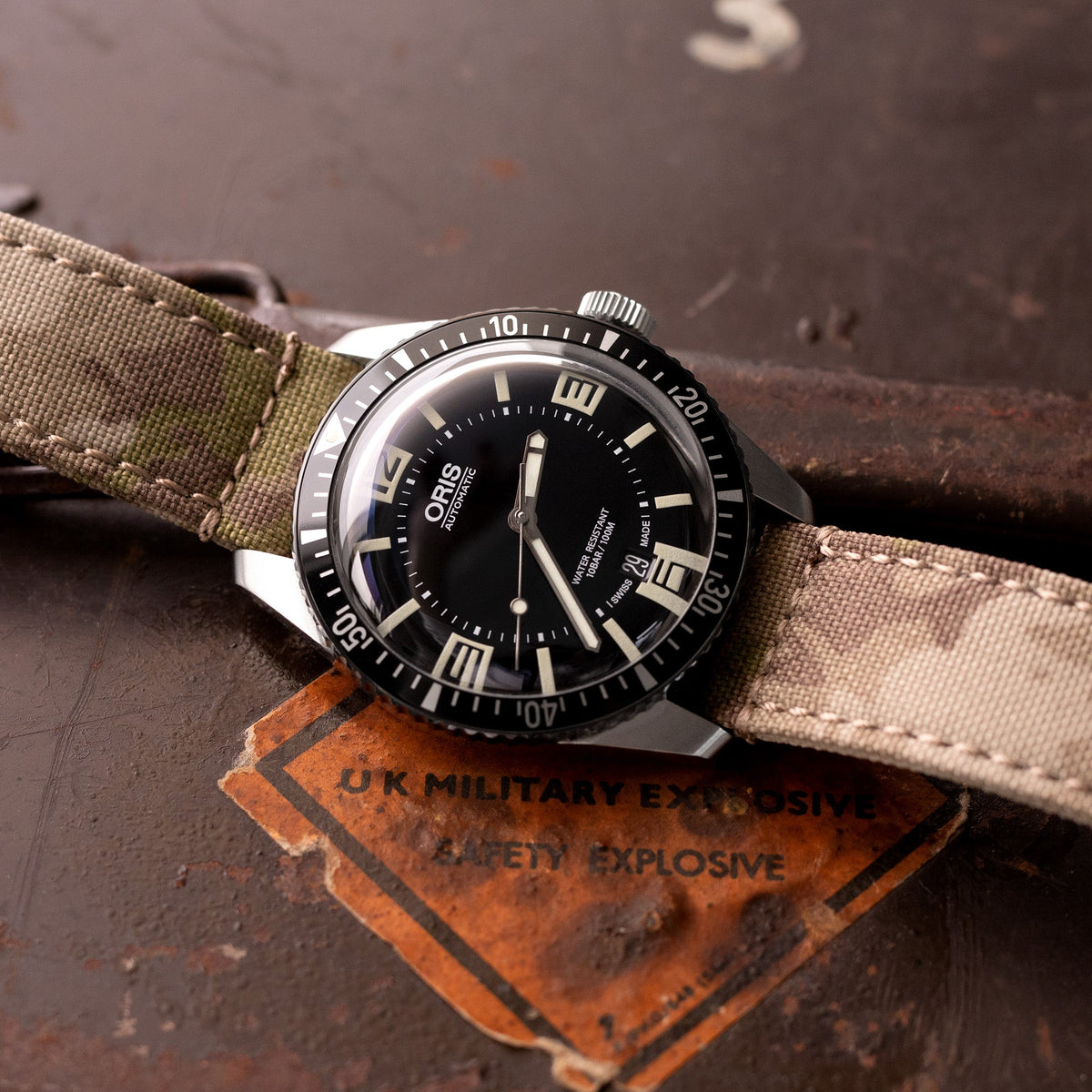 سوار نايلون MiLTAT WW2 قطعتين، تمويه رمادي فاتح، 20 مم أو 22 مم، بفتحة دائرية مخيطة وقفل، تشطيب مصقول