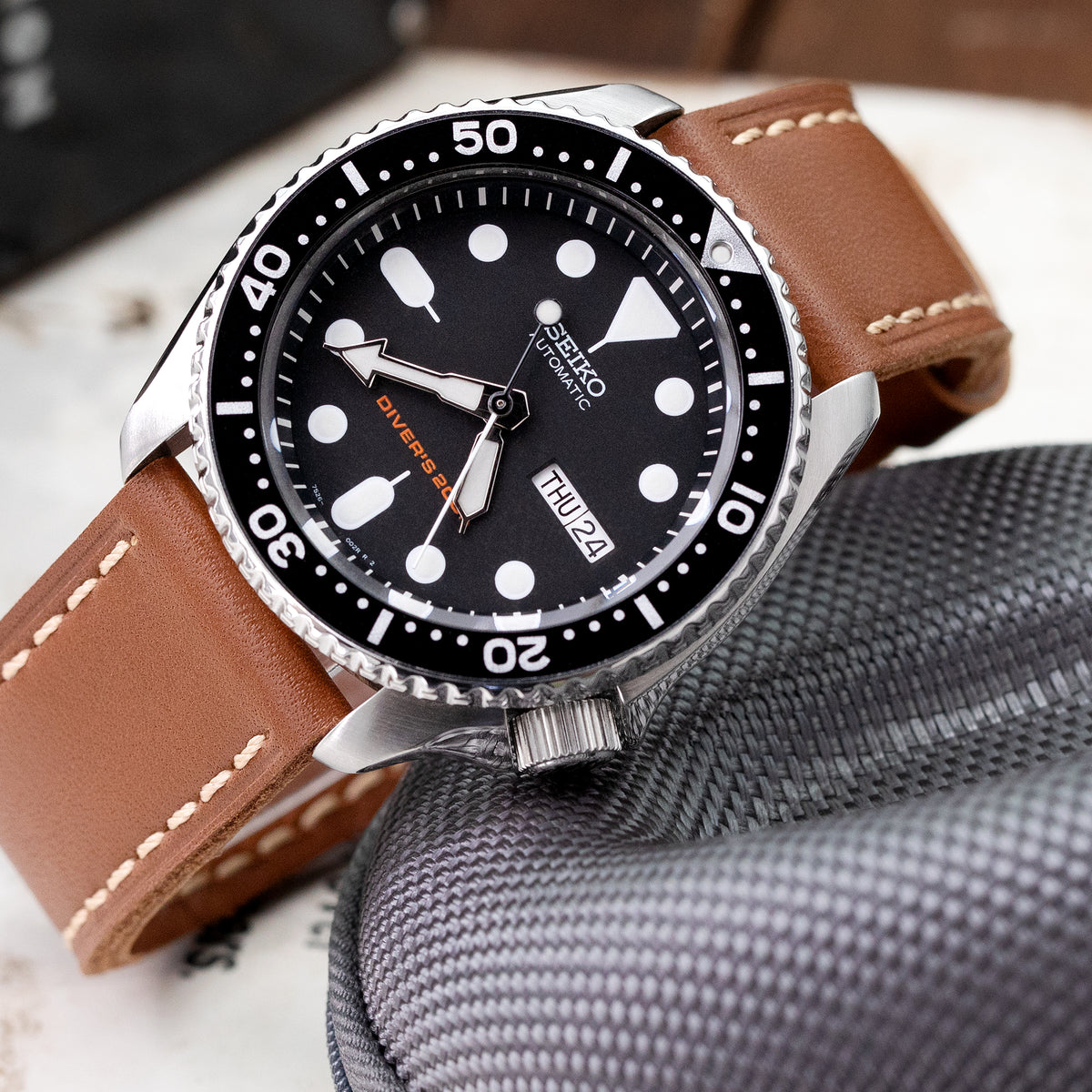 22mm チェスナットブラウン ストレートレザー時計バンド、ブラッシュドバックル