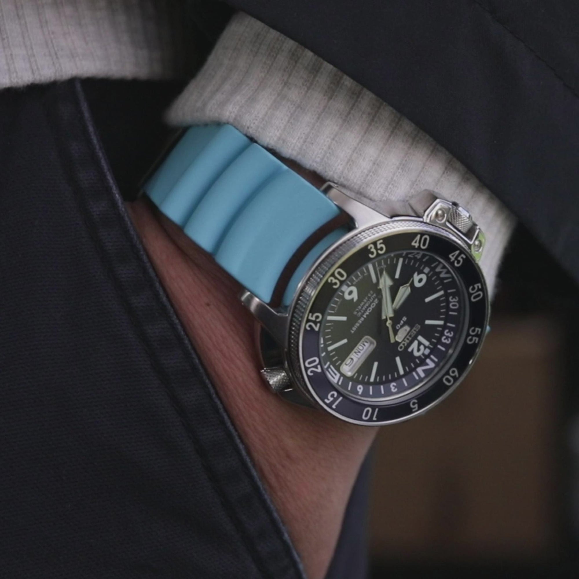 Q.R. Firewave Resilient Curved End FKM Bash Watch Cingcio, Sky Blue 22mm