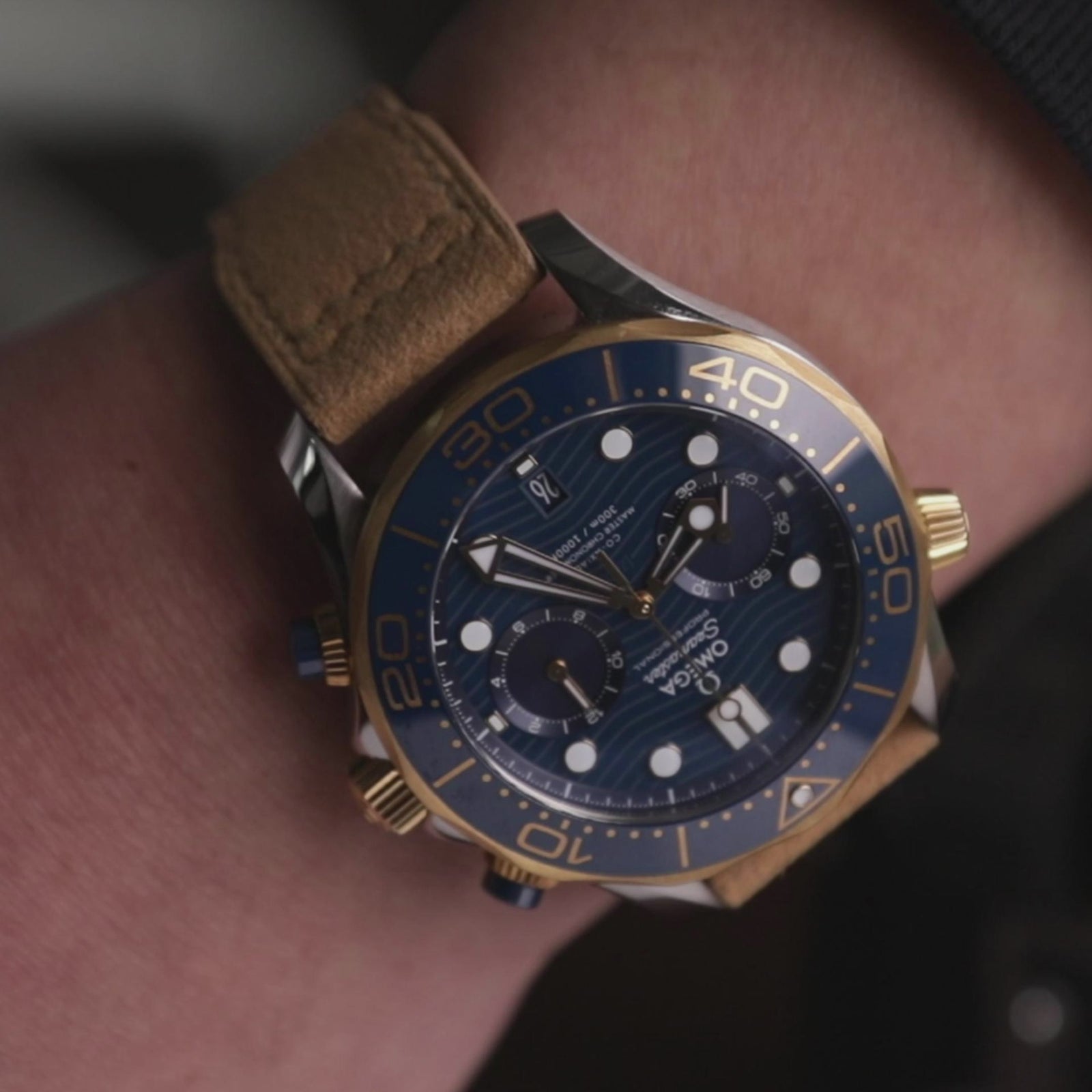 Cinturino orologio in tessuto Alcantara khaki, cuciture beige, sgancio rapido, 20mm, 21mm o 22mm