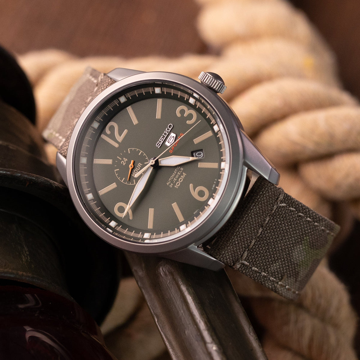 سوار نايلون MiLTAT WW2 قطعتين، تمويه رمادي فاتح، 20 مم أو 22 مم، بفتحة دائرية مخيطة وقفل، تشطيب مصقول