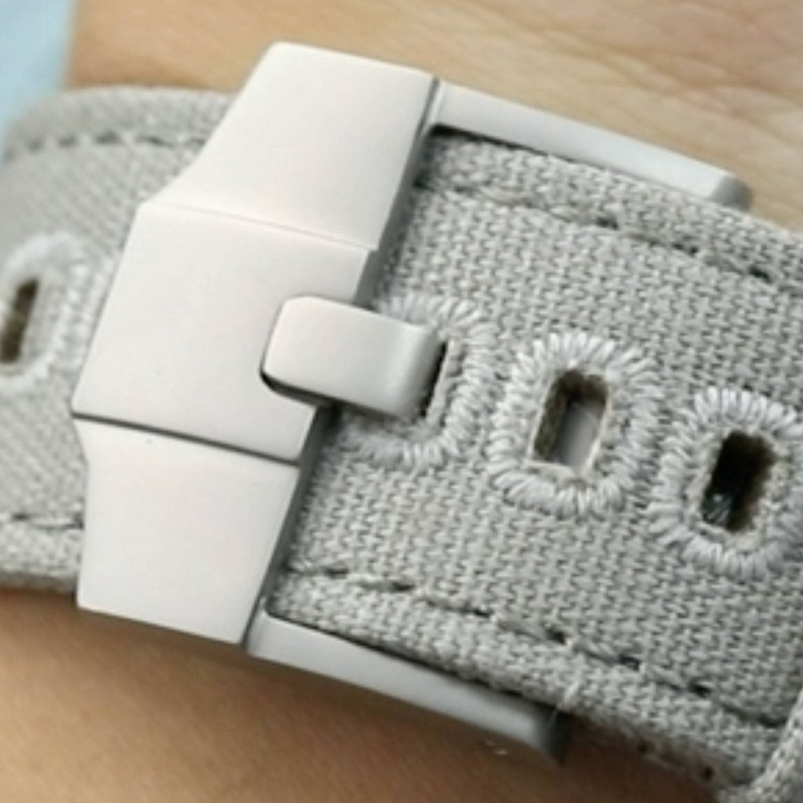 مشبك لسان عالي الجودة من الفولاذ المقاوم للصدأ 316L بمقاس 20 مم أو 22 مم، تثبيت بالبراغي، عرض اللسان 4 مم، تشطيب رملي