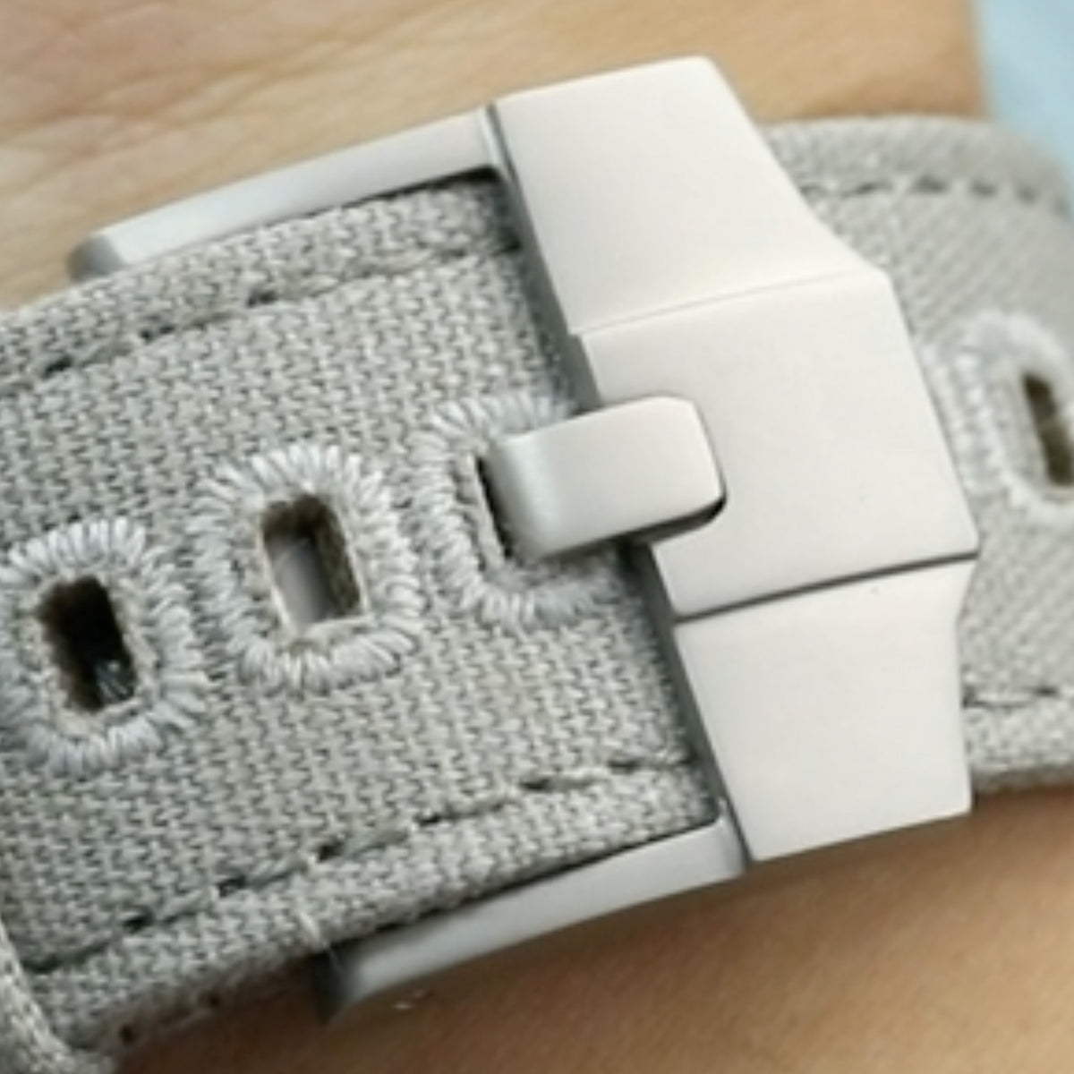 مشبك عالي الجودة من الفولاذ المقاوم للصدأ 316L بمسمار لولبي ولسان 6 مم بتشطيب رملي، مصمم خصيصًا لأوديمار بيغيه