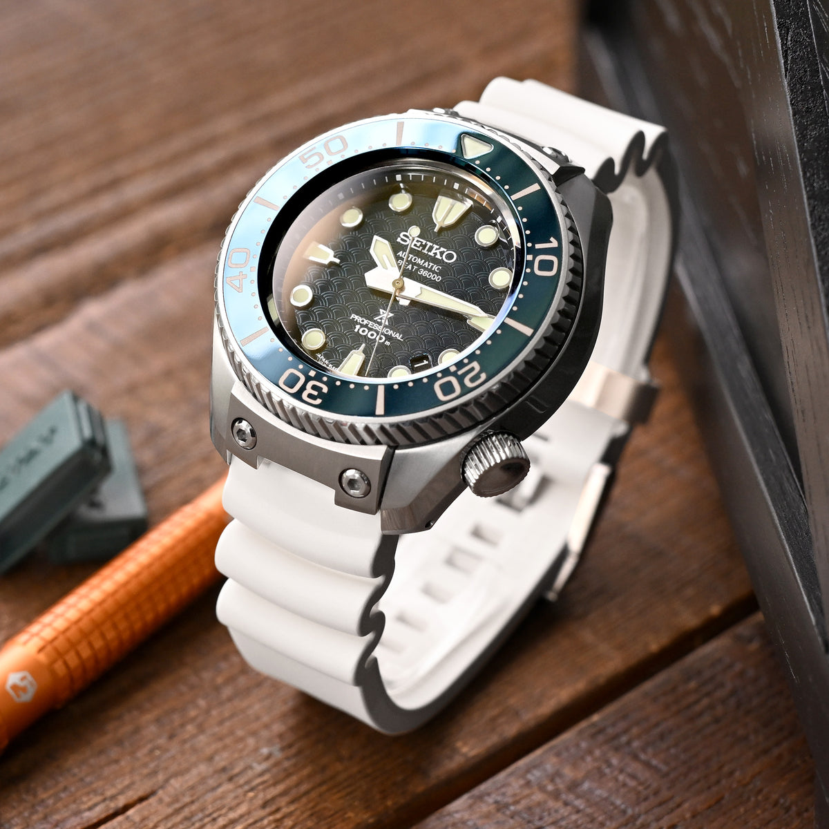 Q.R. Firewave Resilient Curved End FKM rubber Watch Strap, White 22mm