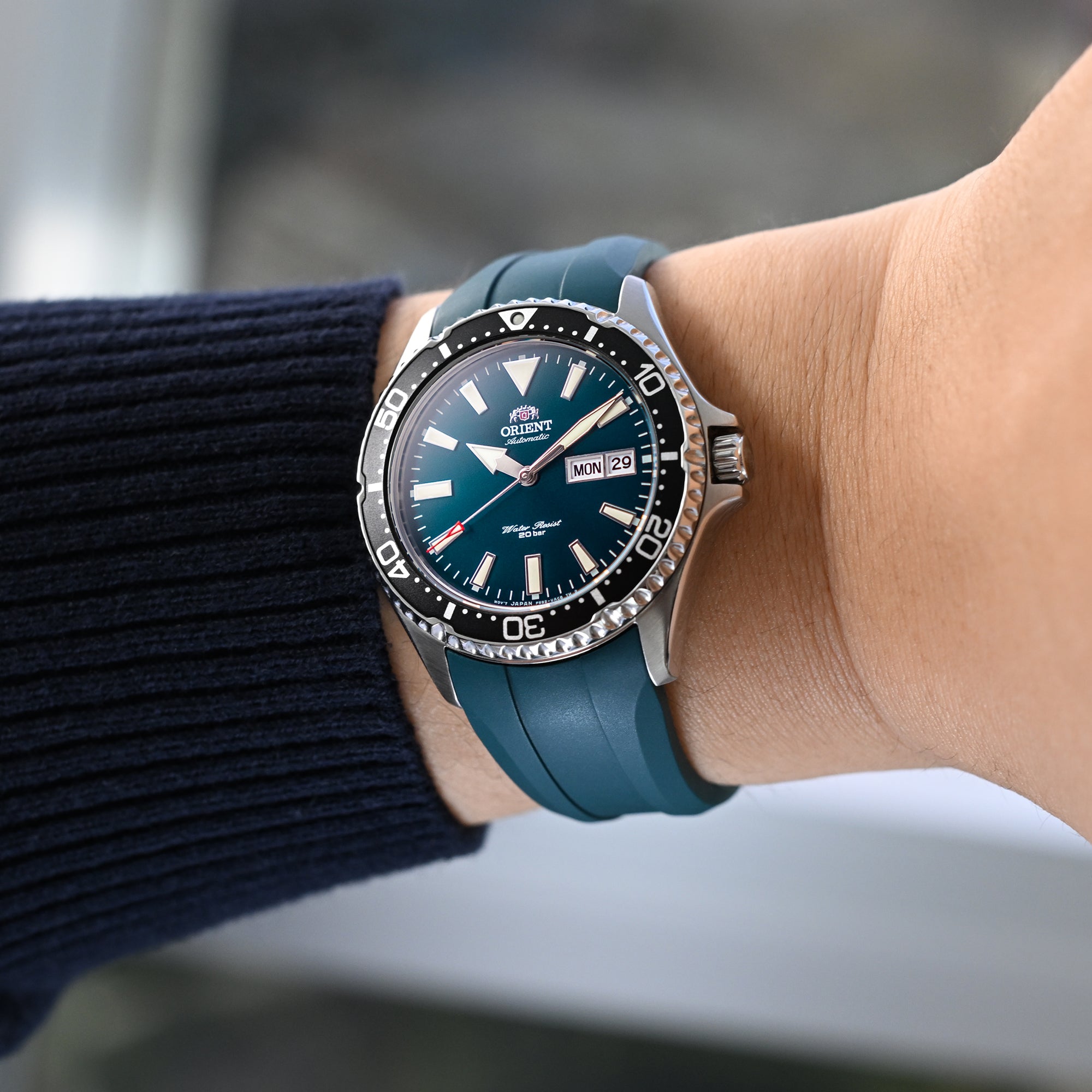 Wheels FKM Uhrenarmband für Orient Kamasu, 22mm grünes Gummi, Schnellwechsel, gebogene Enden