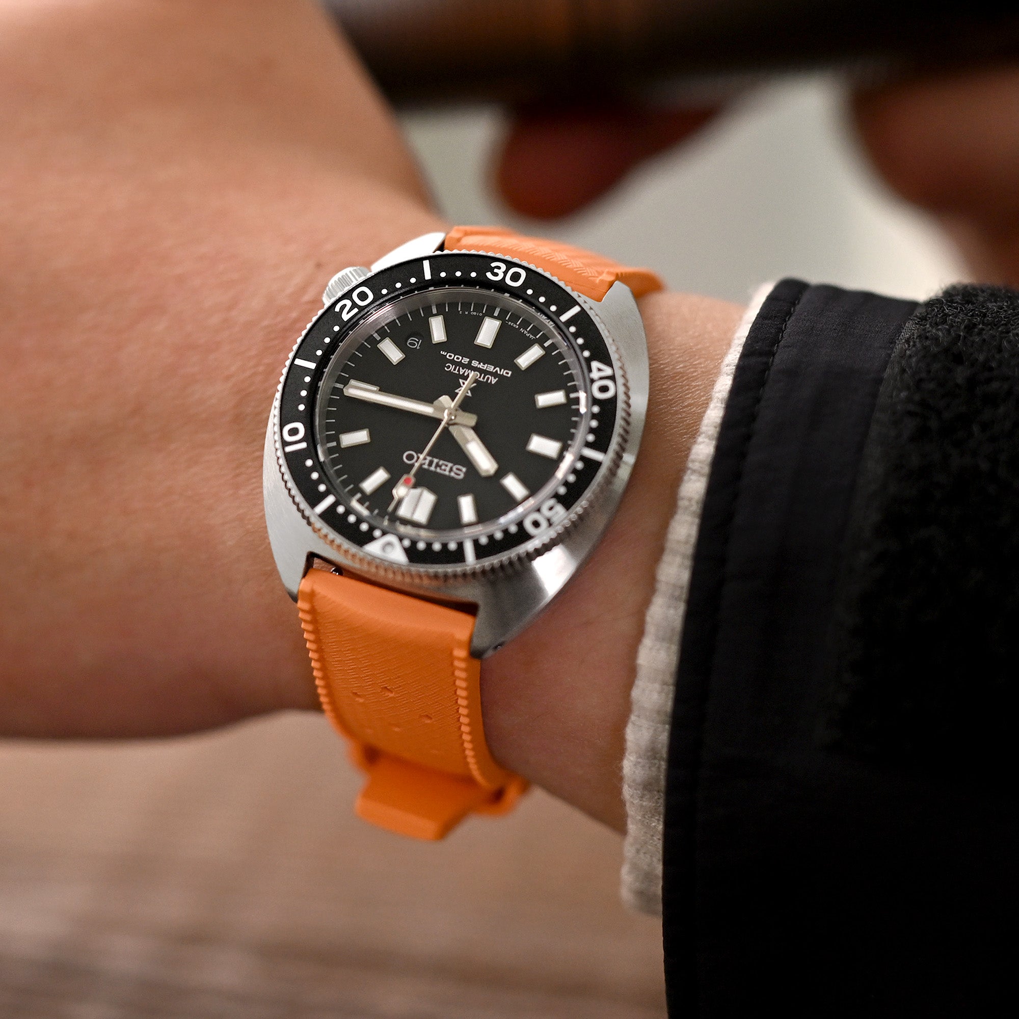 RGBYMC ストーブ ジャンク品 Q.R. Firewave Resilient Cuved End FKM rubber Watch Strap | Strapcode