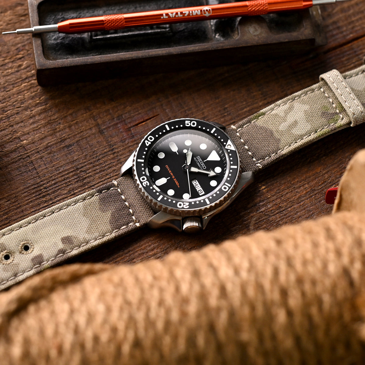Bracelet nylon camouflage gris clair MiLTAT WW2 2 pièces, 20mm ou 22mm, avec trous ronds surpiqués, finition brossée
