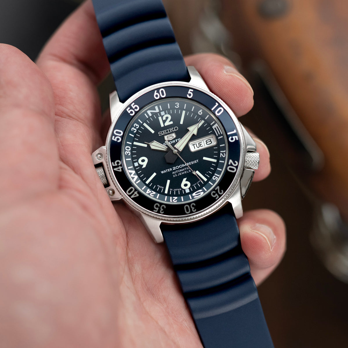 Q.R. Firewave Robustes FKM-Kautschukarmband mit gebogenem Ende, Marineblau 22mm