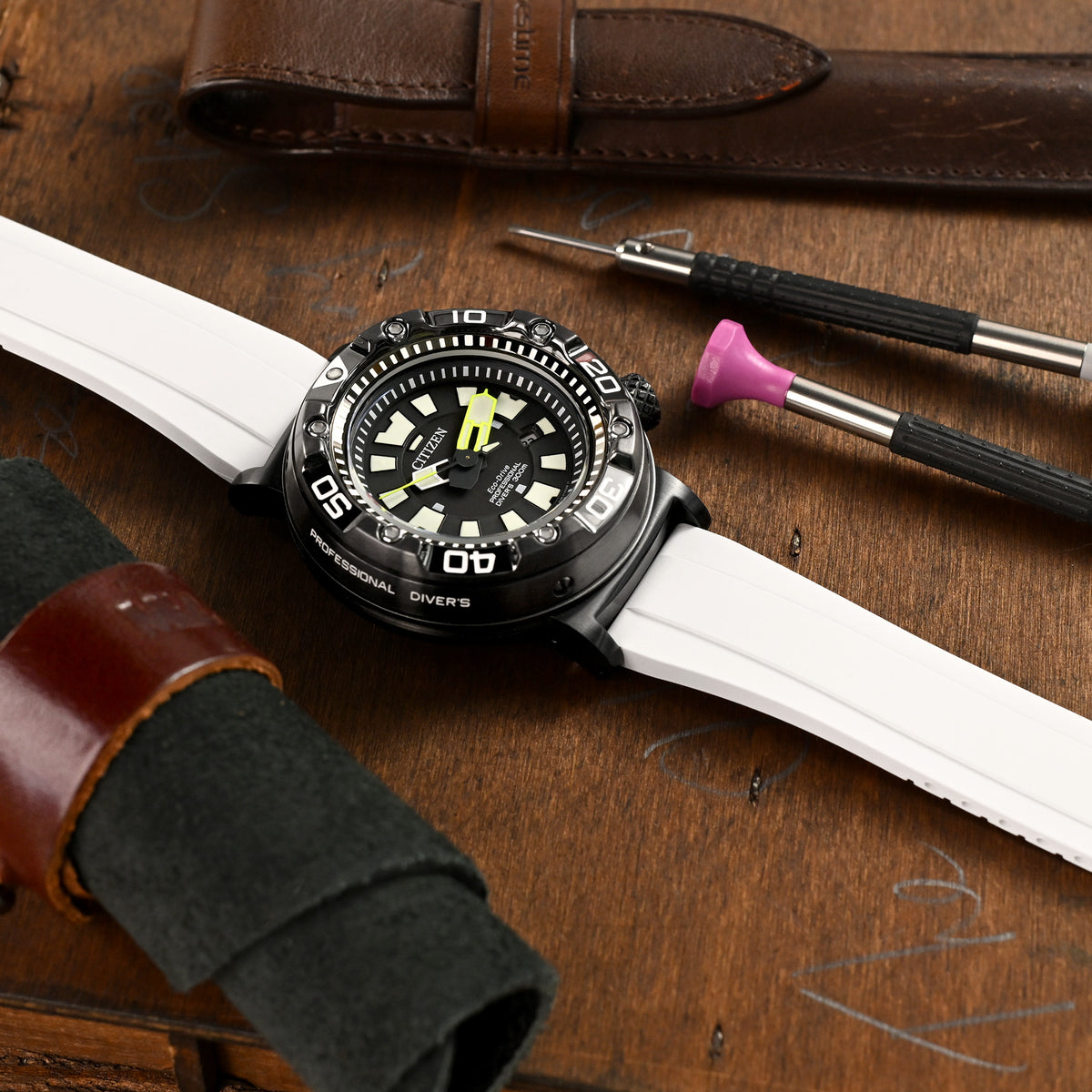 سوار ساعة مطاطي FKM27 أبيض بإصدار سريع