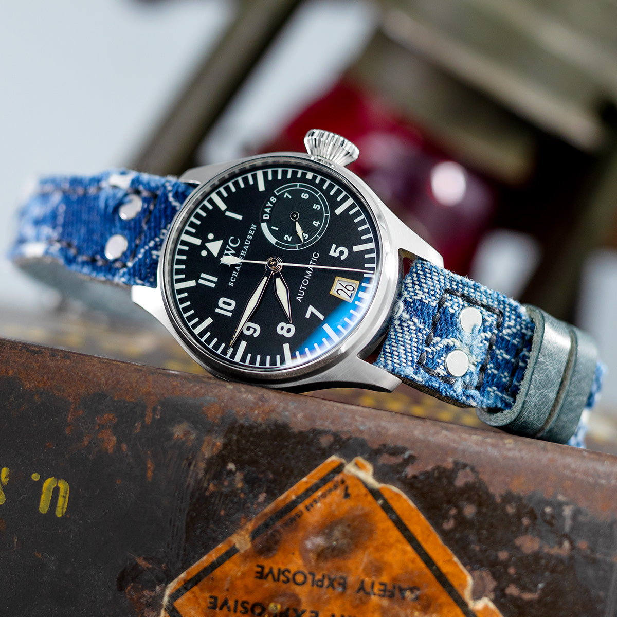 Cinturino sostitutivo in denim blu distressed MiLTAT da 22 mm compatibile con IWC Big Pilot, con perni a rivetto 